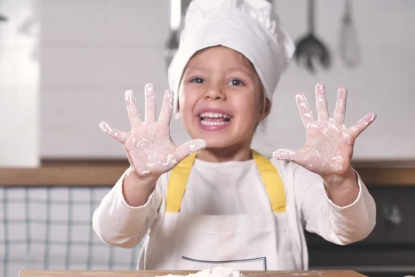 Portrait Une Petite Fille Dans Cuisine Habillée Cuisinière Professionnelle Jouant — Photo