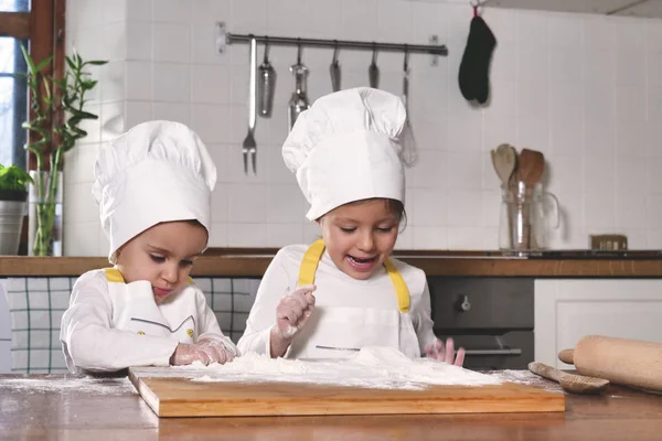 Deux Petites Filles Dans Cuisine Préparent Manger Dessert Pour Famille — Photo