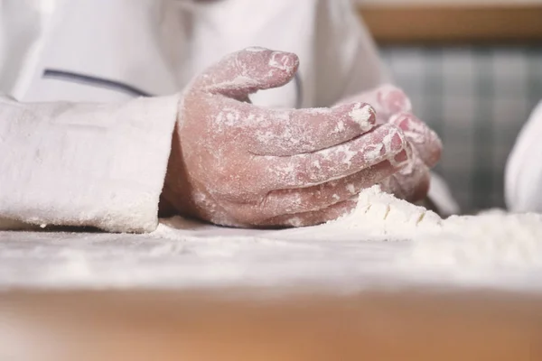Руки Маленькой Девочки Кухне Играющей Мукой Запачкает Руки Улыбается Счастливой — стоковое фото