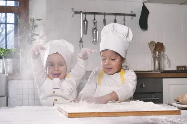 Dos Niñas Cocina Preparan Comida Postre Para Familia Medida Que —  Fotos de Stock