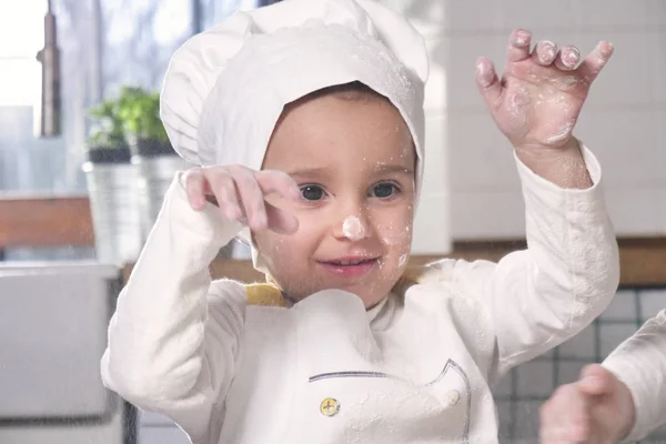 Küçük Bir Kızın Portresi Mutfakta Profesyonel Bir Aşçı Gibi Giyinmiş — Stok fotoğraf