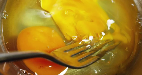 一名意大利厨师打破 抨击鲜鸡蛋蛋黄和生物用叉子 并使用它作为意大利的配方成分 意大利食品和美食 健康的饮食和生物的概念 — 图库照片