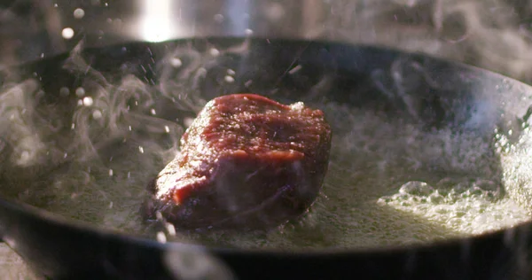 Chef Meia Idade Misturando Salsa Filé Carne Frita Com Colher — Fotografia de Stock