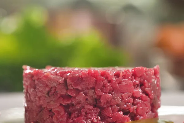 Chef Prépare Plat Gastronomique Tartare Viande Termine Préparation Avec Une — Photo