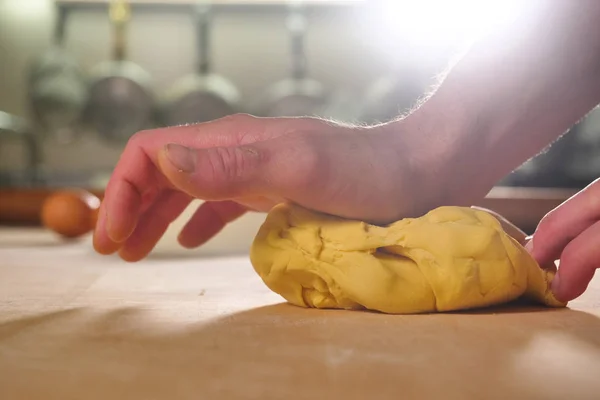 Primer Plano Chef Que Prepara Pasta Casera Según Antigua Tradición —  Fotos de Stock