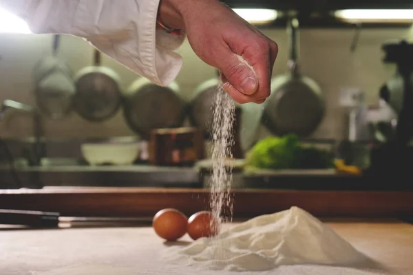 Chef Prepara Ingredientes Como Farinha Ovos Para Fazer Massa Fresca — Fotografia de Stock