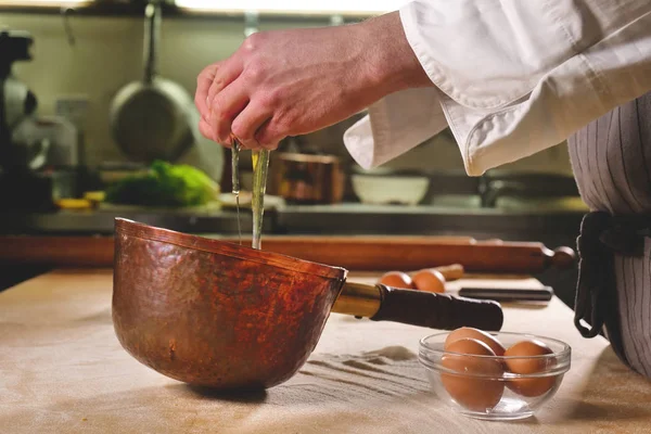 Chef Prepara Ingredientes Como Farinha Ovos Para Fazer Massa Fresca — Fotografia de Stock