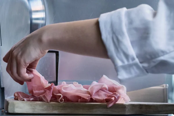 Шеф Повар Профессиональной Кухне Режет Итальянскую Сырую Ветчину Нарезкой Понятие — стоковое фото