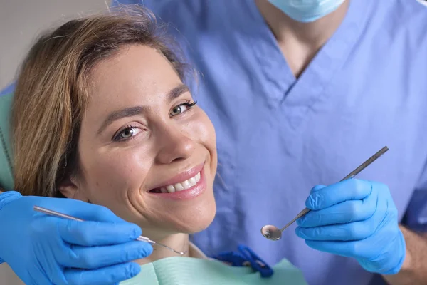 Dalam Praktik Profesional Seorang Dokter Gigi Memeriksa Gigi Pasien Dan — Stok Foto