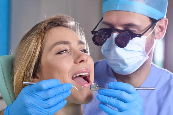 Wanita Yang Menunjukkan Gigi Dokter Gigi Dengan Mulut Terbuka — Stok Foto