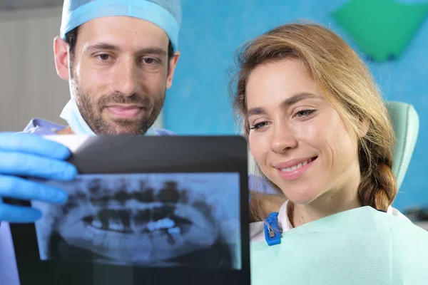 Dokter Gigi Memeriksa Piring Gigi Pasien Dokter Menunjukkan Ray Untuk — Stok Foto