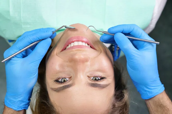 Profesyonel Bir Uygulamada Bir Diş Hekimi Hastanın Diş Denetler Ziyaretin — Stok fotoğraf