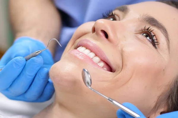 Dalam Praktik Profesional Seorang Dokter Gigi Memeriksa Gigi Pasien Dan — Stok Foto