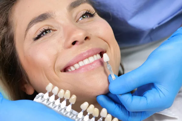 Dalam Praktik Profesional Dokter Gigi Memeriksa Tingkat Pemutih Gigi Gigi — Stok Foto