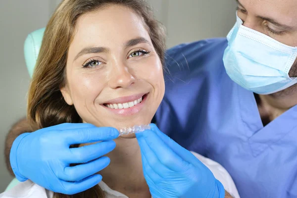 Dokter Pria Dokter Gigi Menempatkan Generasi Terbaru Transparan Gigi Peralatan — Stok Foto
