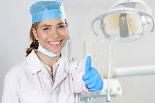 Portrait Professional Dentist Woman White Coat Mask Smiling Showing Her — Stock Photo, Image