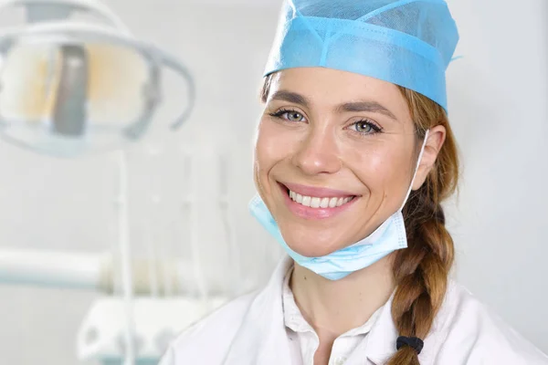 Potret Seorang Wanita Dokter Gigi Profesional Dengan Mantel Putih Tersenyum — Stok Foto