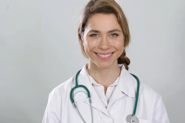 Porträtt Kvinnlig Läkare Med Vit Päls Och Stetoskop Leende Tittar — Stockfoto