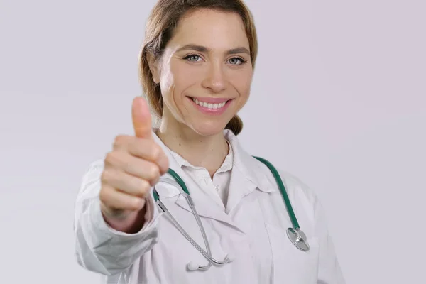 Retrato Una Doctora Con Bata Blanca Estetoscopio Sonriendo Mirando Cámara — Foto de Stock