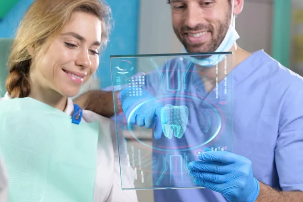 Професійній Практиці Стоматолог Перевіряє Зубну Пластину Пацієнта Вона Щасливо Посміхається — стокове фото