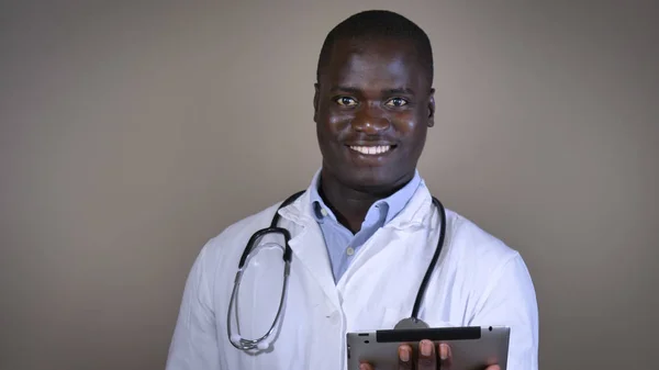 Médecin Succès Sourit Afro Américain Travaille Dans Une Tablette Portant — Photo