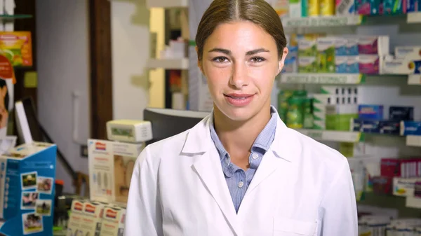 Retrato Una Hermosa Joven Mujer Farmacéutica Consultora Trabajando Una Farmacia —  Fotos de Stock