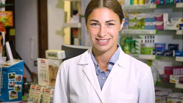 Retrato Una Hermosa Joven Mujer Farmacéutica Consultora Trabajando Una Farmacia —  Fotos de Stock
