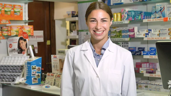 Retrato Uma Bela Jovem Mulher Farmacêutico Consultor Trabalhando Uma Farmácia — Fotografia de Stock