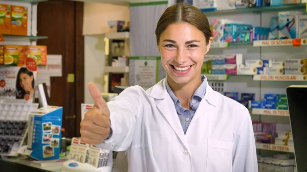 Retrato Uma Bela Jovem Mulher Farmacêutico Consultor Trabalhando Uma Farmácia — Fotografia de Stock