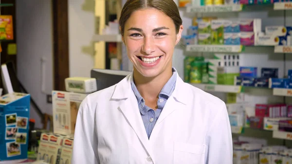 Retrato Uma Bela Jovem Mulher Farmacêutico Consultor Trabalhando Uma Farmácia — Fotografia de Stock