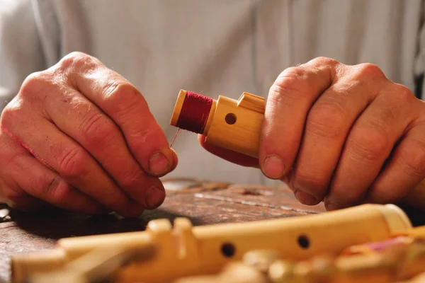 Maker Flet Buduje Słodki Flety Przęseł Wykonane Wyłącznie Ręcznie Drewna — Zdjęcie stockowe