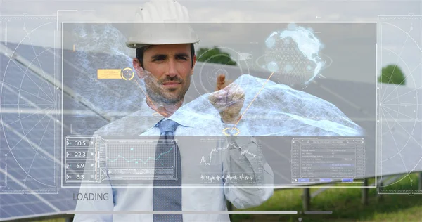 Engenheiro Especialista Futurista Painéis Solares Fotovoltaicos Usa Holograma Com Controle — Fotografia de Stock