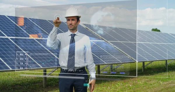 Futuristico Ingegnere Esperto Pannelli Fotovoltaici Solari Utilizza Ologramma Con Telecomando — Foto Stock