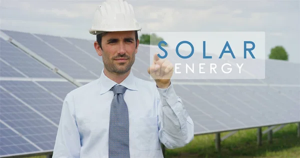 Hombre Negocios Caucásico Tocando Exhibición Del Holograma Energía Solar — Foto de Stock