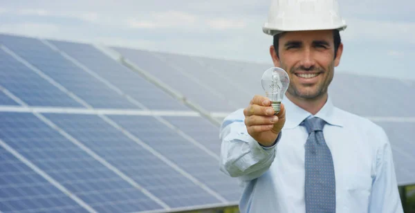 Als Technischer Experte Für Photovoltaik Sonnenkollektoren Führt Die Fernbedienung Routineaktionen — Stockfoto