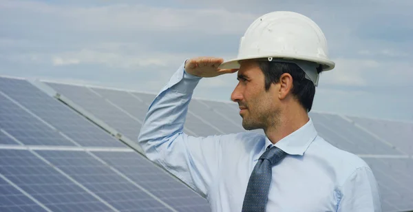 Engineer Expert Solar Energy Photovoltaic Panels Remote Control Performs Routine — Stock Photo, Image