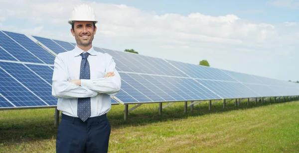 Uomo Affari Casco Piedi Pannelli Solari Eco Con Braccia Incrociate — Foto Stock