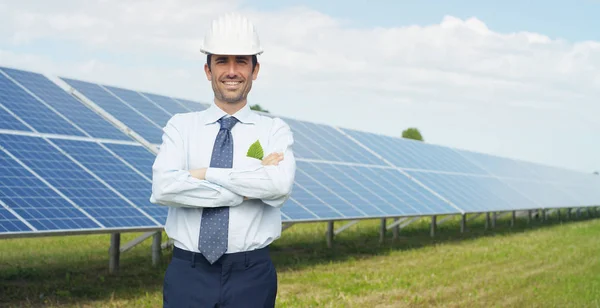 Hombre Negocios Casco Pie Paneles Solares Ecológicos Con Los Brazos —  Fotos de Stock