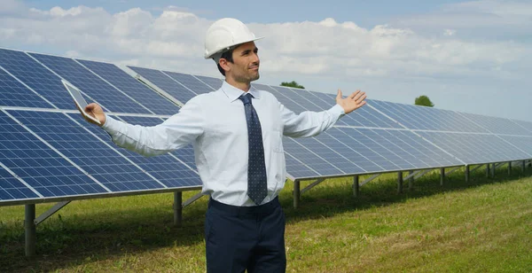 Hombre Negocios Caucásico Paneles Solares Ecológicos Con Las Manos Extendidas —  Fotos de Stock