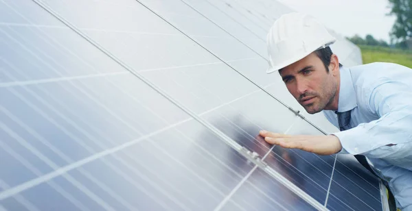 Caucasian Businessman Checking Eco Solar Panels Roof Cells Solar System — Stock Photo, Image