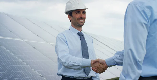 Dos socios técnicos expertos en paneles fotovoltaicos solares, el control remoto realiza operaciones rutinarias para monitorear el sistema utilizando energía limpia y renovable. El concepto de tecnología de soporte remoto . —  Fotos de Stock
