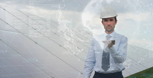 Um engenheiro-especialista futurista em painéis solares fotovoltaicos, usa um holograma com controle remoto, realiza ações complexas para monitorar o sistema usando tecnologias de suporte remoto de energia renovável limpa — Fotografia de Stock