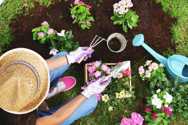 Una Mujer Hermosa Jardín Plantar Flores Colores Para Dar Color — Foto de Stock