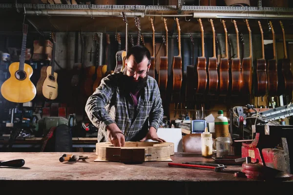 Jego Laboratorium Liutist Buduje Wysokiej Jakości Gitary Dla Muzyków Pracy — Zdjęcie stockowe