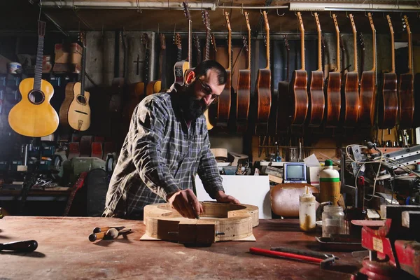 Seinem Labor Baut Ein Liutist Hochwertige Gitarren Für Musiker Und — Stockfoto