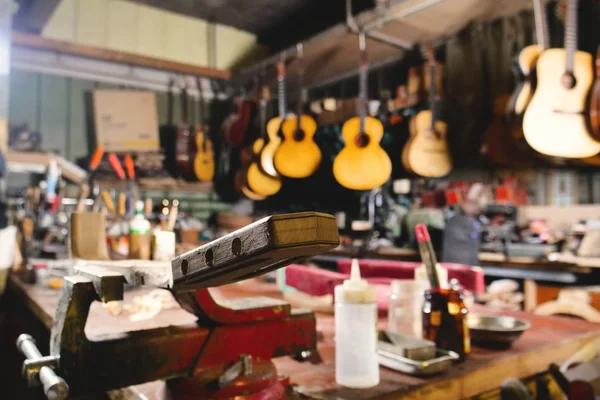 Bir Laboratuvar Parçaları Monte Edilebilir Gitar Görebilirsiniz Bir Gitar Üreticisi — Stok fotoğraf