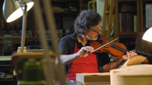 Maestro Viola Professionista Suona Violino Con Proprie Mani Utilizza Abete — Foto Stock