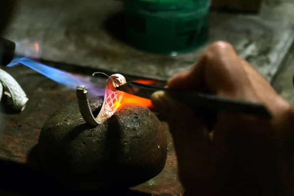 Primer Plano Una Mano Orfebre Que Construye Una Joya Preciosa — Foto de Stock