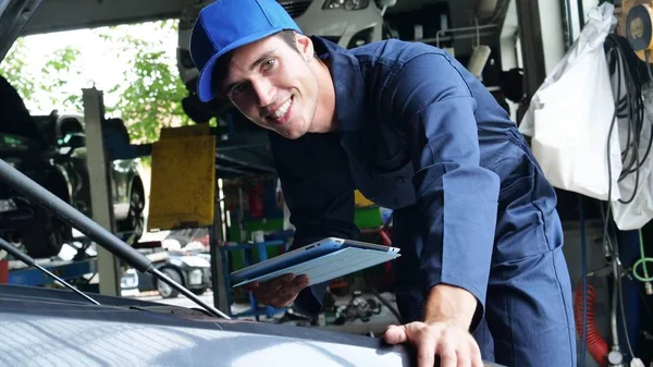 Einer Werkstatt Macht Ein Mechaniker Nachdem Tablette Und Maschine Überprüft — Stockfoto