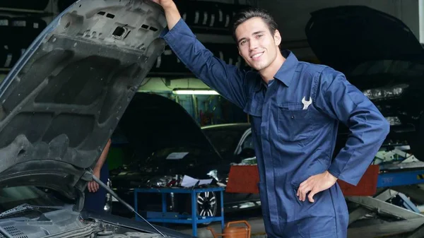 Garáži Mechanik Kontrole Zkontroloval Olej Motor Auto Úsměvy Protože Auto — Stock fotografie